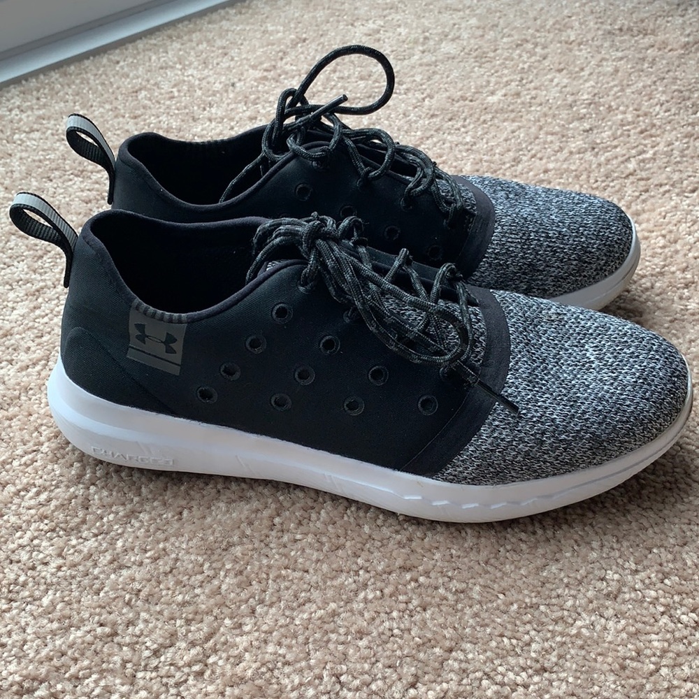 Boys size 7 under armour black sneakers